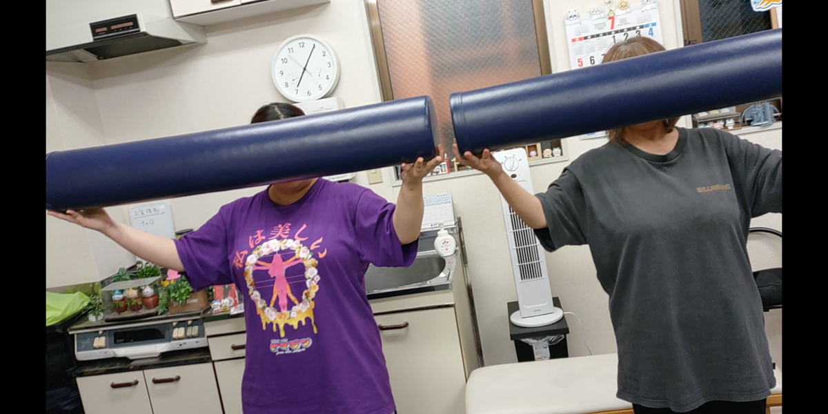 2人のお客様がストレッチポールを持ってトレーニングする様子