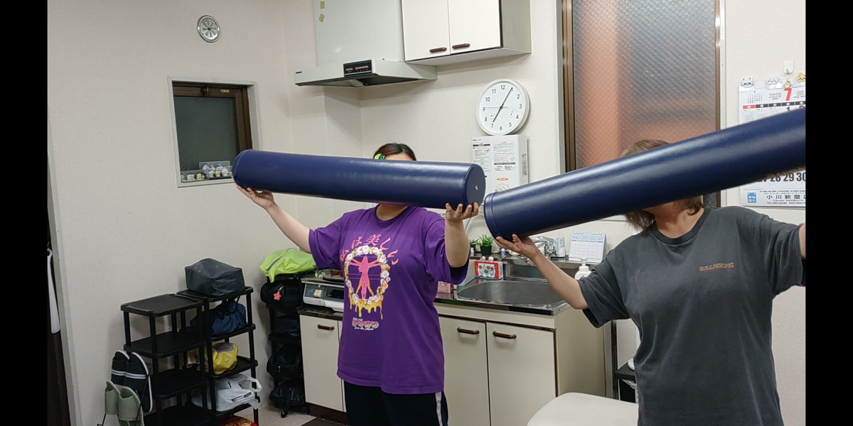 2人のお客様が並んでストレッチポールを使う様子