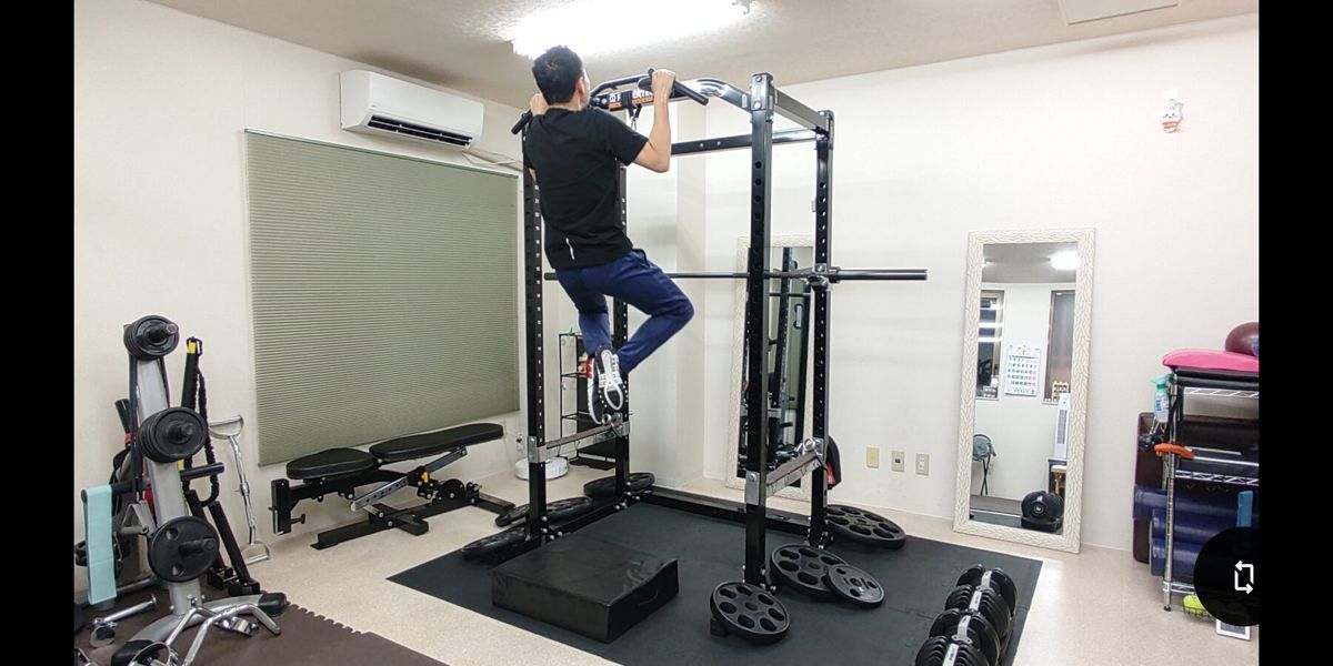 パワーラックで懸垂トレーニングを行うお客様