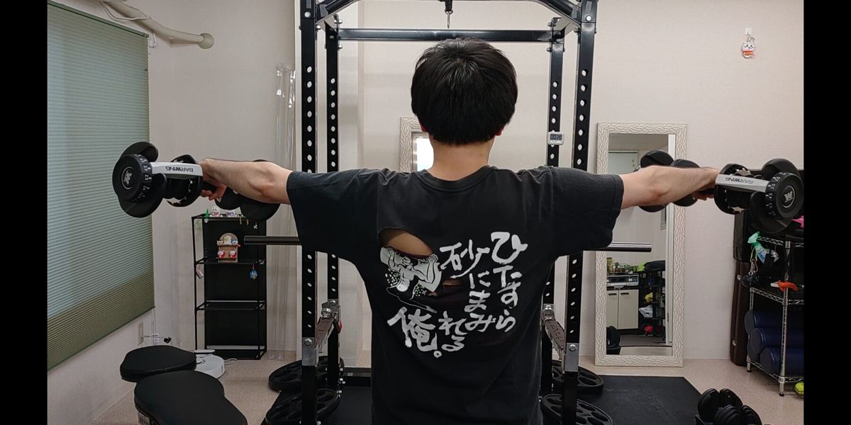 ダンベルを使って肩のトレーニングを行うお客様