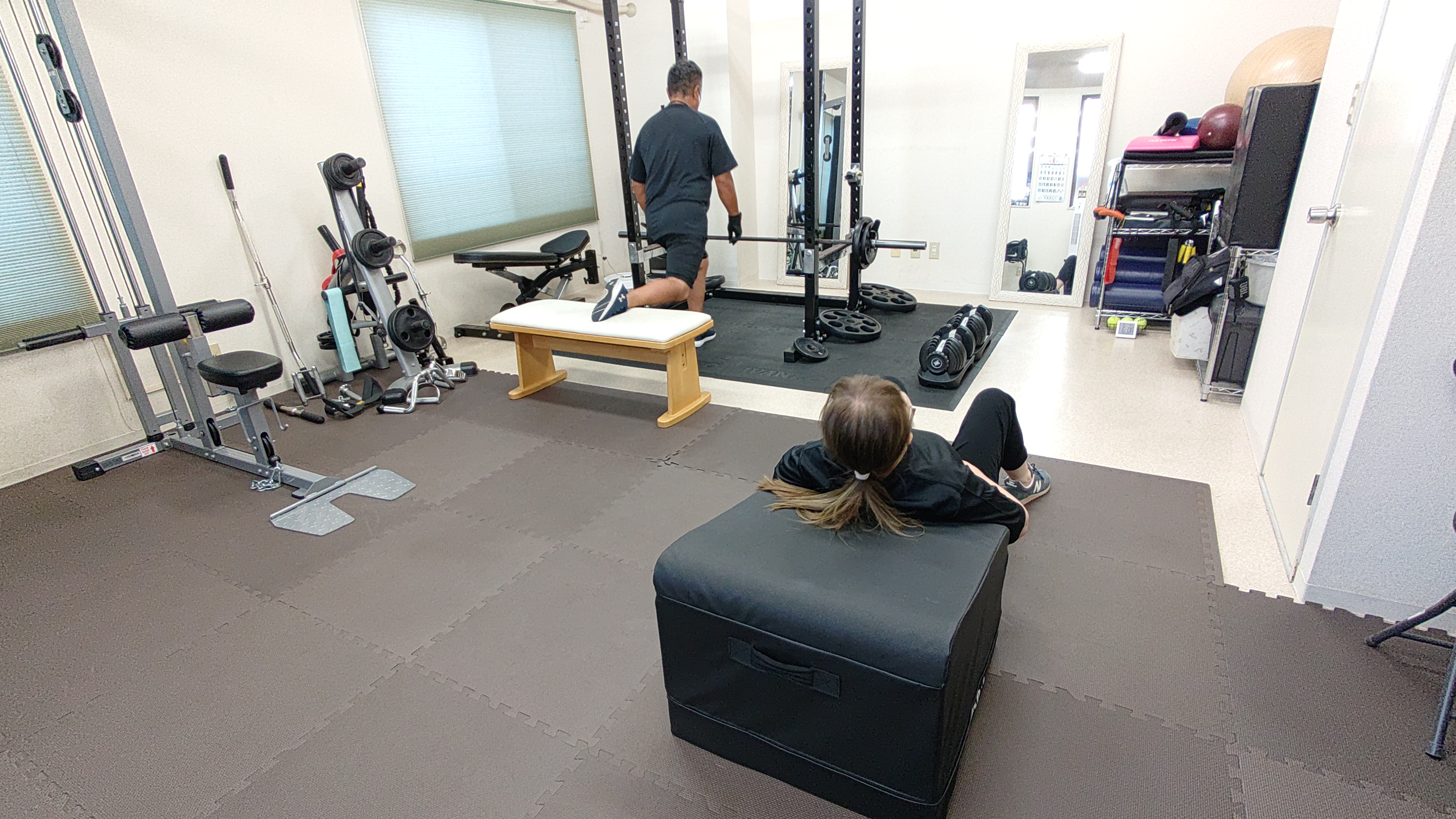 ジム内でそれぞれのトレーニングに取り組む2人のお客様