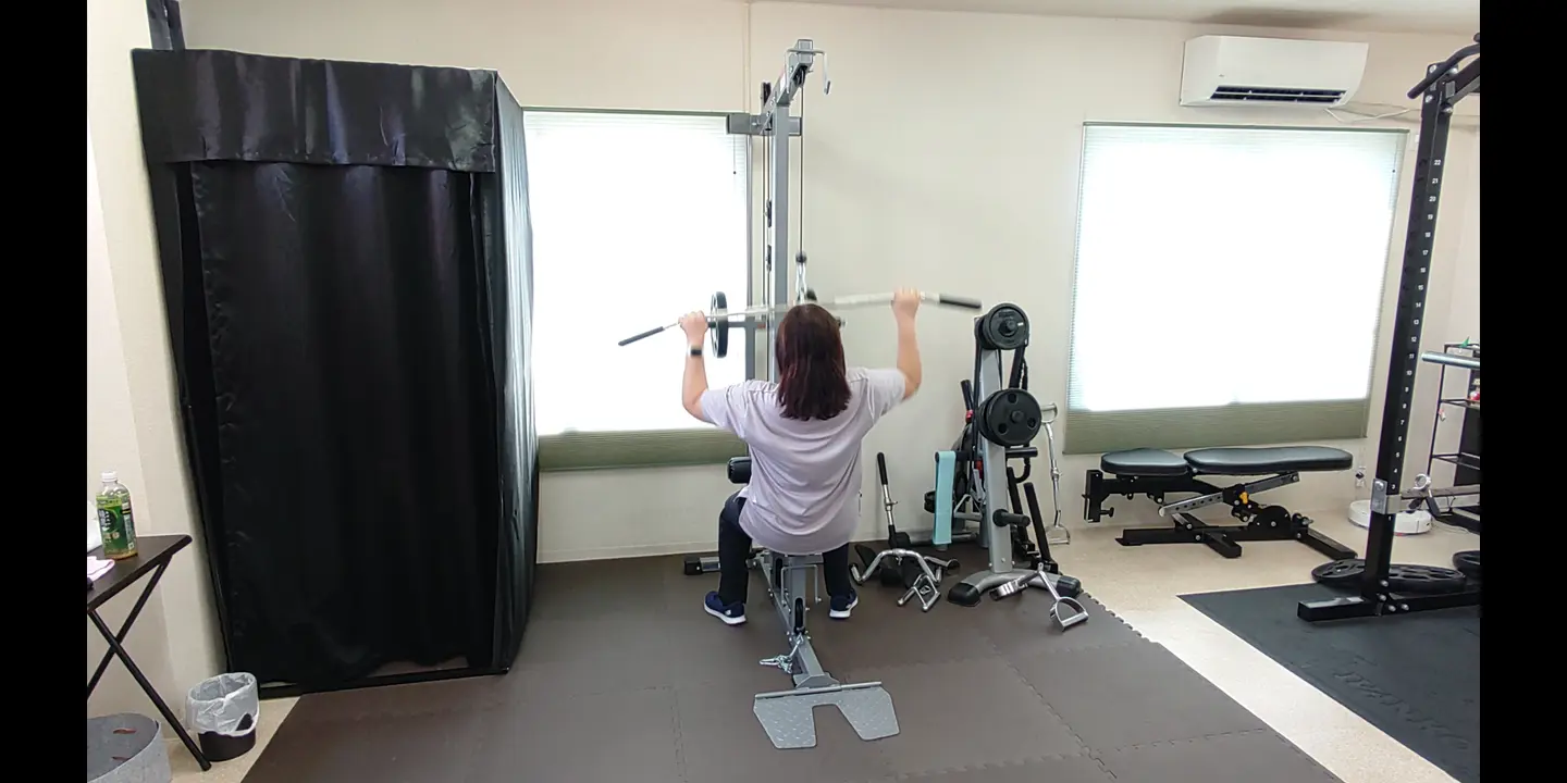 ラットプルダウンで背中を鍛えるお客様