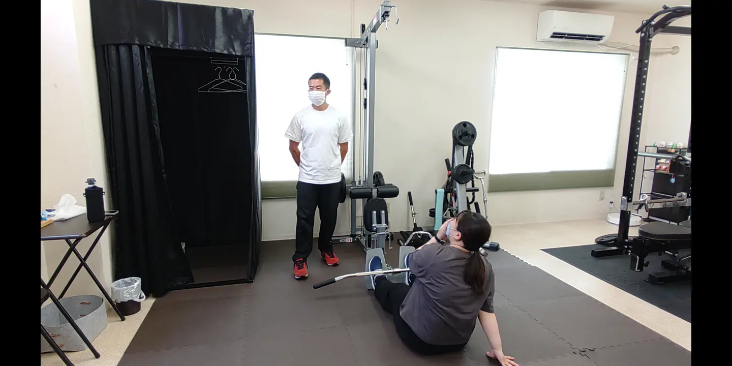 シーテッドローのトレーニング後にフォームを確認する様子