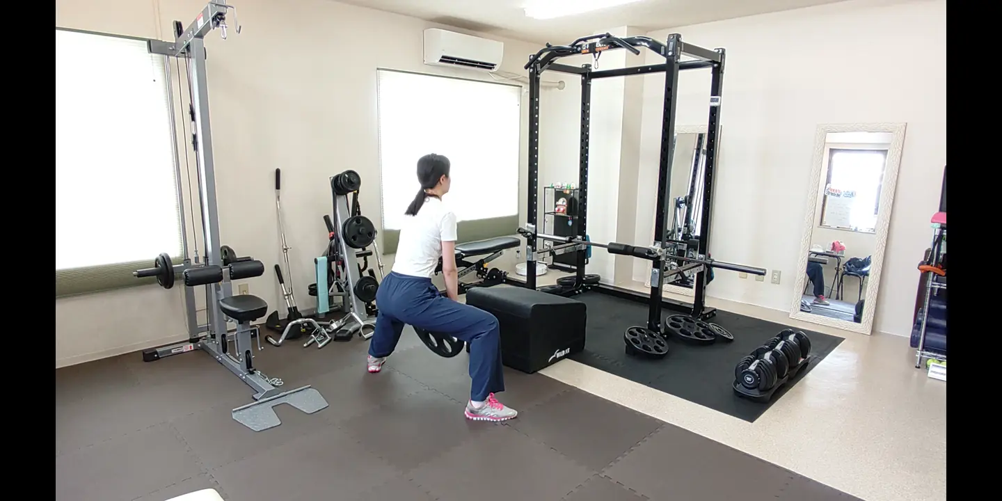 スプリットスクワットの姿勢を確認しながらトレーニングするお客様