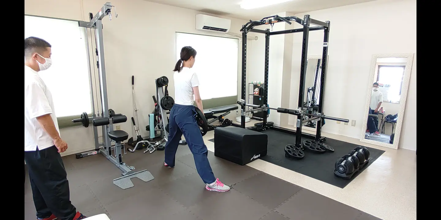 スプリットスクワットの立ち上がり動作を行うお客様