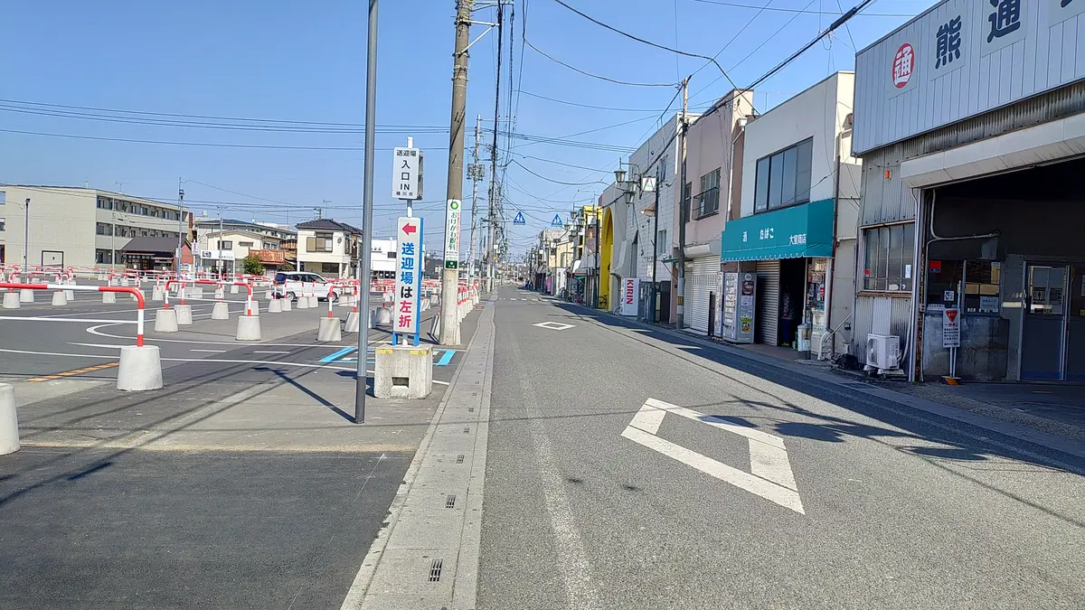 日高屋を背にまっすぐ進む