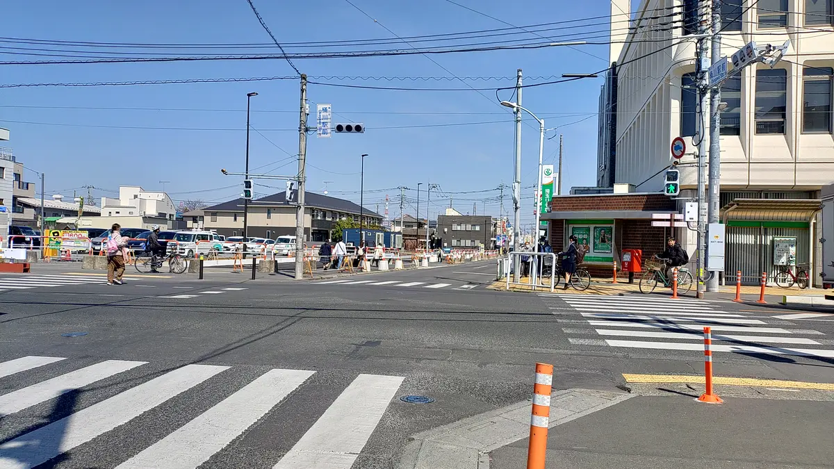銀行と信号のある交差点を右折