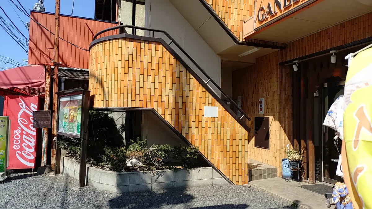 カレー屋さんのビル